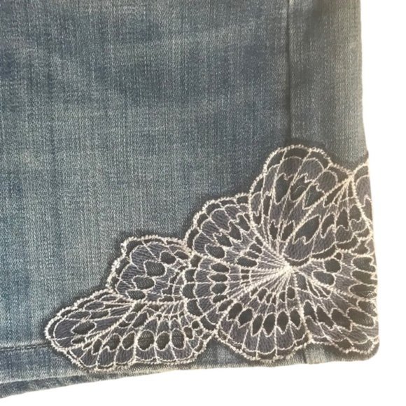 WHBM Everyday Soft High-rise 5” Jean Shorts w Appliqué - Picture 3 of 5